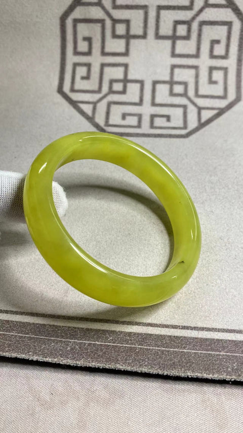 Gelang Giok Emas Giok Murni, kaliber 62,5, lebar 15mm Giok yang terbentuk secara alami, pola acak; sudah termasuk pajak pengiriman.
