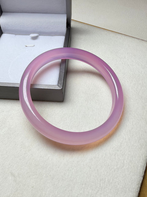 Gelang Kalsedon Brasil Alami; Giok halus dan hangat, es dan transparan, dan efeknya di tangan sangat indah Ukuran sekitar: 62.3-10-7.5㎜ Giok terbentuk secara alami, polanya acak; Termasuk pajak pengiriman