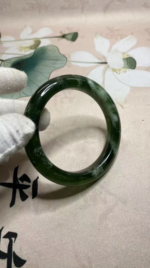 Bahan Fine Jade 180, gelang manset titanium biru, kaliber agar sesuai dengan cincin 58, 59, 60, berat karat: 59.1, lebar sisi: 11.7mm Batu giok terbentuk secara alami, polanya acak; sudah termasuk pajak pengiriman