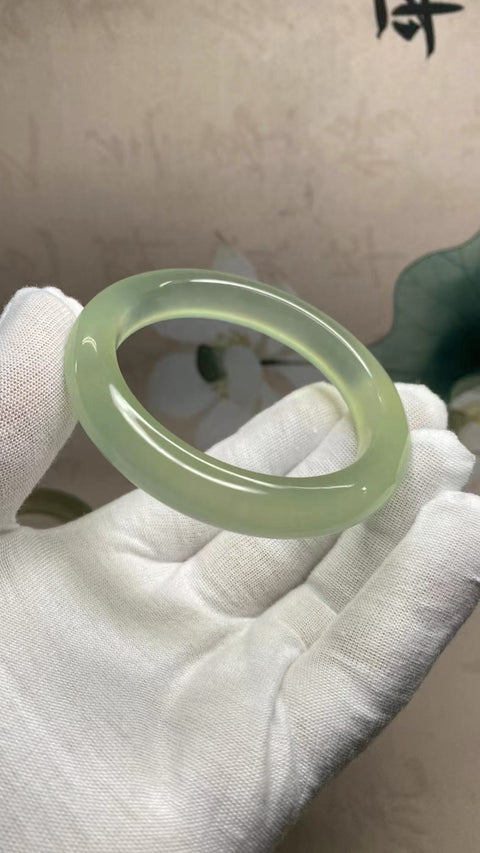 Gelang giok halus, kaliber agar sesuai dengan cincin 53, 54, 55, berat karat: 54,5, lebar sisi: 10,8 mm Giok terbentuk secara alami, polanya acak Sudah termasuk pajak pengiriman