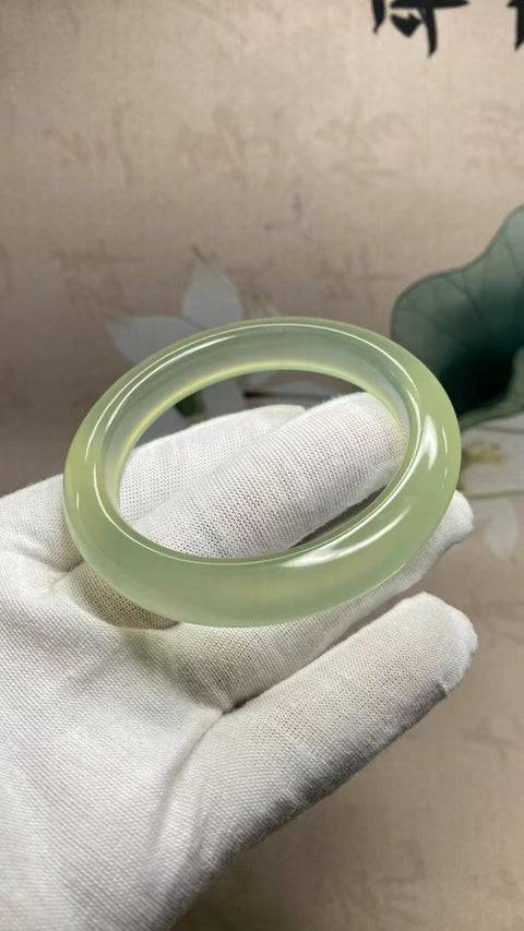 Gelang giok halus, kaliber agar sesuai dengan cincin 53, 54, 55, berat karat: 54,5, lebar sisi: 10,8 mm Giok terbentuk secara alami, polanya acak Sudah termasuk pajak pengiriman