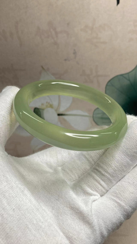 Gelang Giok Halus, kaliber 59,5 mm, lebar 12,1 mm Giok terbentuk secara alami, polanya acak; sudah termasuk pajak pengiriman.