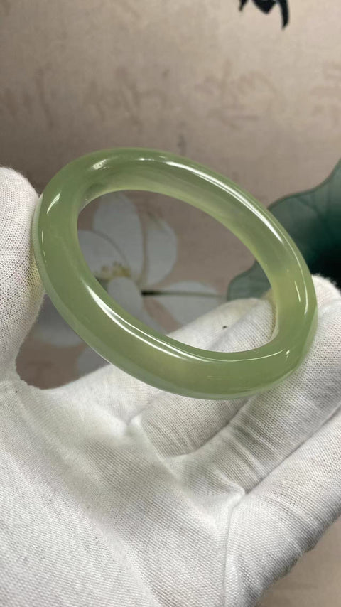 Gelang Giok Halus, kaliber 59,5 mm, lebar 12,1 mm Giok terbentuk secara alami, polanya acak; sudah termasuk pajak pengiriman.