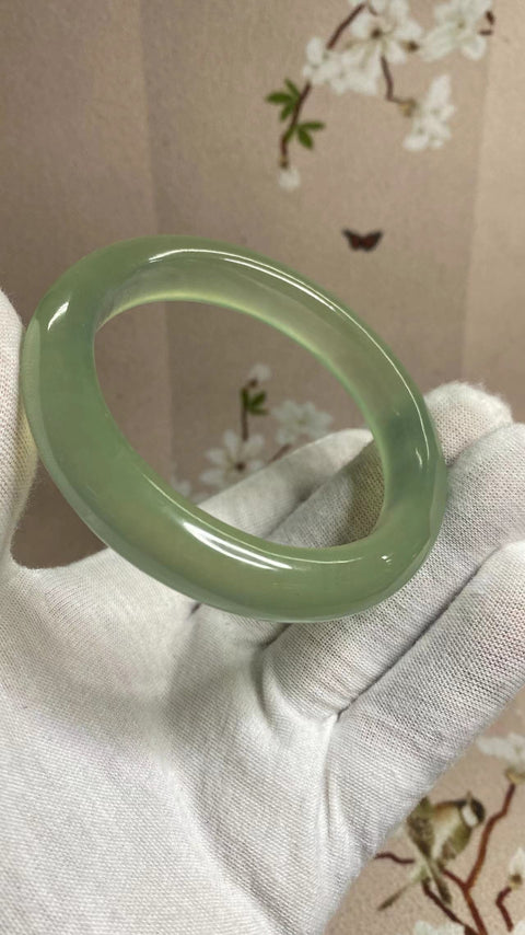 Gelang hijau penuh giok Cui halus, kaliber 58,5 mm, lebar 12,4 mm pada sisi yang tebal Gioknya alami, polanya acak Termasuk ongkos kirim dan pajak