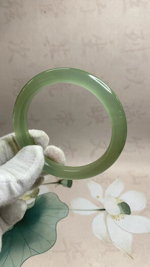 Gelang Giok Halus, kaliber agar sesuai dengan cincin 63, 64, 65, berat karat: 64,1 mm, lebar batang 10,5 mm Giok terbentuk secara alami, polanya acak; sudah termasuk pajak pengiriman.