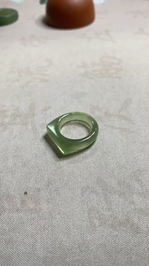 Cincin: Giok alami — hijau berkilau, ukuran lubang dalam: 17mm Termasuk biaya pengiriman dan pajak.