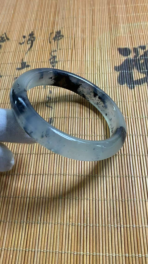 Gelang tinta air dengan dasar es yang indah, diameter 61,6 mm, lebar 12,7 mm. Batu alam adalah hasil pembentukan alami, pola motifnya acak. Termasuk biaya pengiriman dan pajak.
