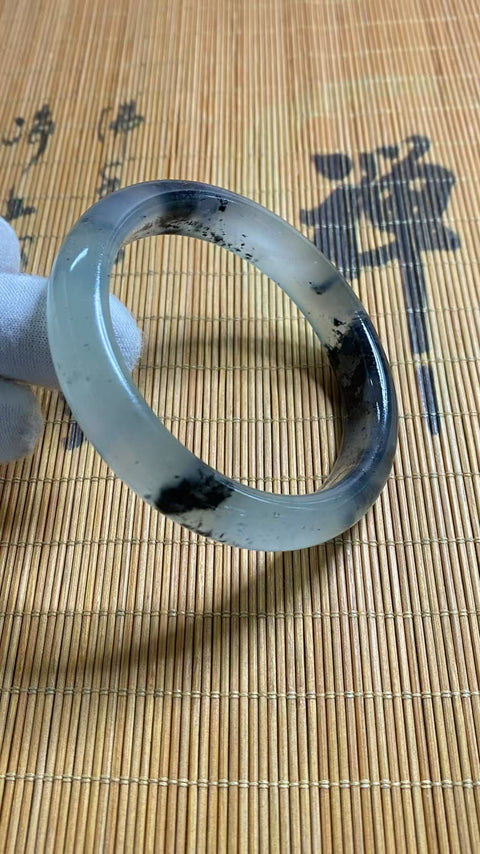 Gelang tinta air dengan dasar es yang indah, diameter 61,6 mm, lebar 12,7 mm. Batu alam adalah hasil pembentukan alami, pola motifnya acak. Termasuk biaya pengiriman dan pajak.