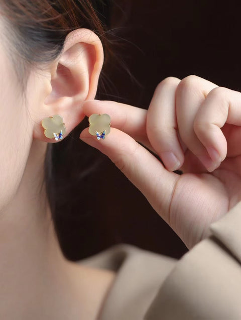 Anting Kupu-kupu Giok Hetian Jade dan Semanggi Alami yang terbuat dari perak 925, gioknya bersih, halus dan hangat, gayanya indah, sudah termasuk pajak pengiriman.