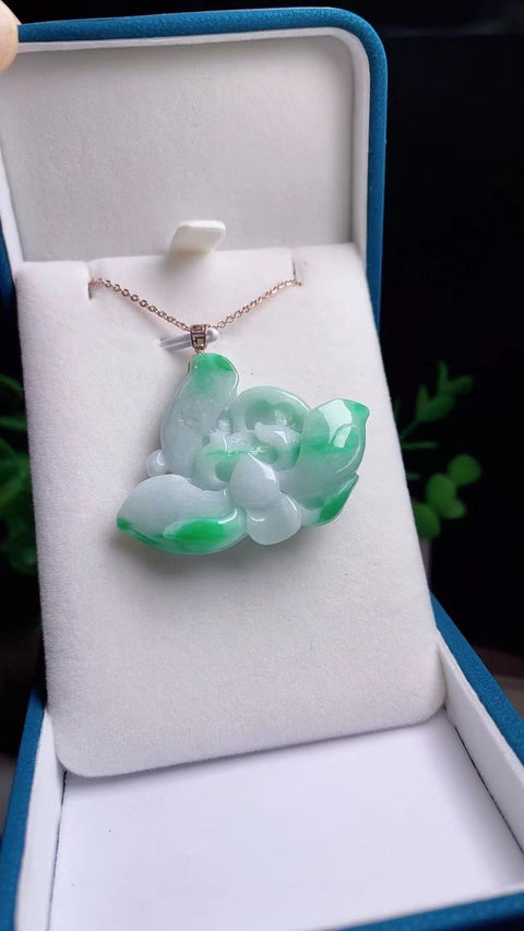 Kalung Bunga Mekar Jadeite a-barang alami Pengaturan Emas 18k Ukuran 4.2 * 3.4cm Jade adalah batu giok yang lembut dan hangat dengan pola bunga yang indah sudah termasuk pajak pengiriman.