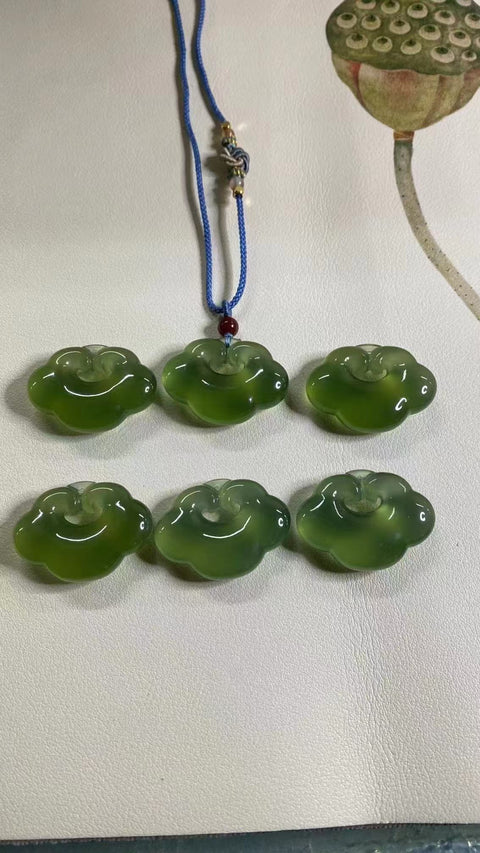 Liontin giok hijau yang indah berukuran 34,6 * 10mm dengan warna hijau yang halus.