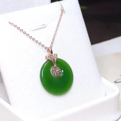 Kalung Hijau Bayam Jasper Alami dalam Pengaturan Emas 18k Ukuran 17 * 30mm Giok bersih, halus dan hangat Termasuk pajak pengiriman.