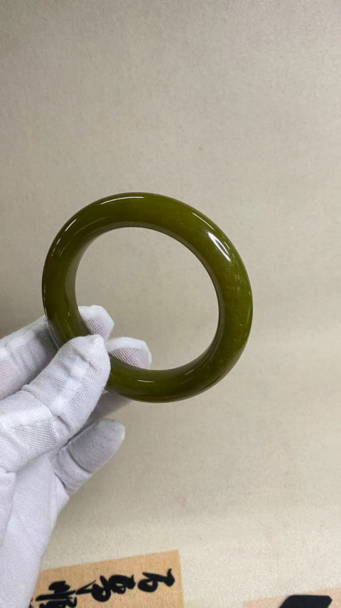 Gelang giok alpukat Xiuyan yang indah, diameter 54, lebar tepi 13,8mm, semua barang giok dibuat secara alami dengan pola acak. Biaya pengiriman dan pajak sudah termasuk