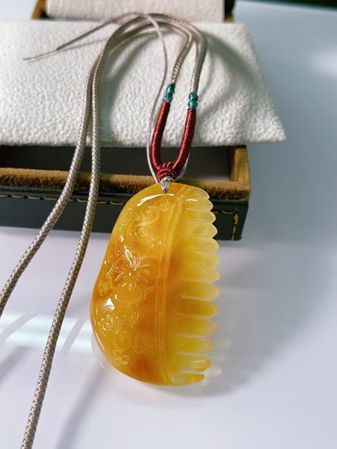Liontin Sisir Sisir Lilin Lebah Mentega Ayam Alami NW 7.32g Ukuran 49.9 * 31 * 8.7mm Tekstur halus dan hangat Pengiriman dan pajak sudah termasuk.