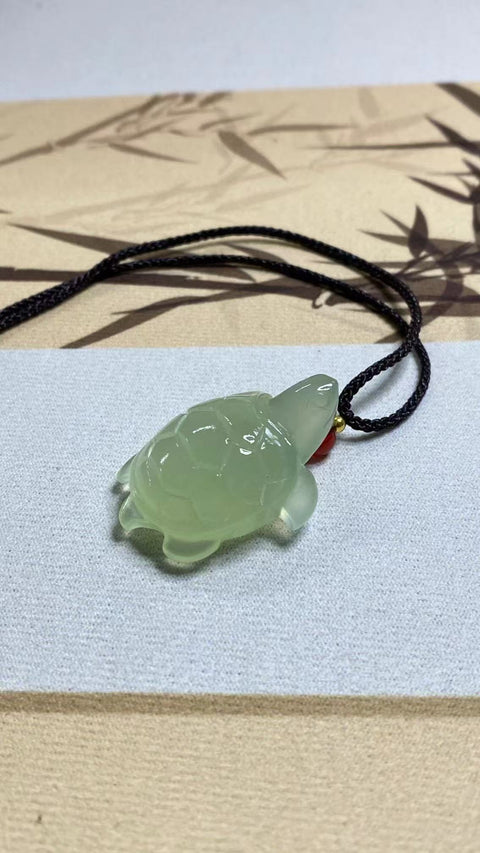 Liontin Penyu Giok Halus Ukiran Tangan Ukuran 39 * 28mm Sudah termasuk ongkos kirim dan pajak.