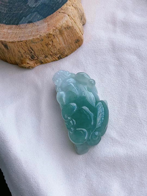 Liontin Pixi Jadeite a-barang-barang alami Ukuran 50 * 23,7 * 12,2 mm Tekstur halus dan warna hangat Sangat indah dan bagus Sudah termasuk pajak pengiriman.