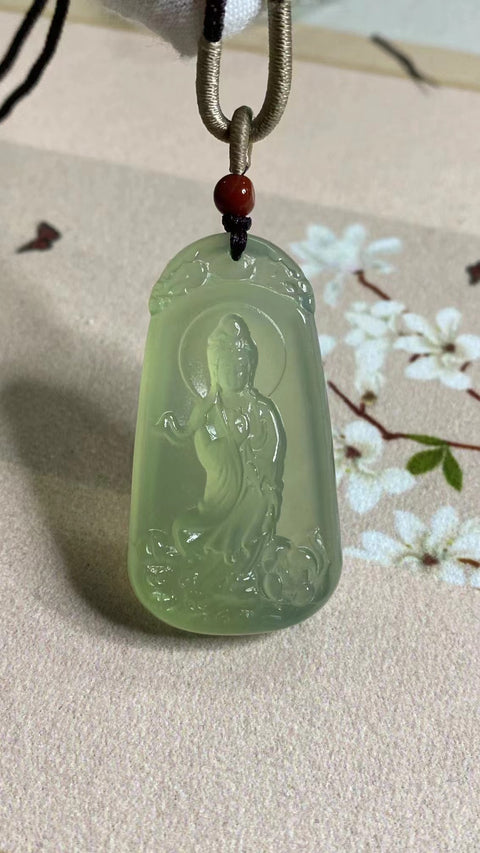 Liontin Giok Cui Jade Es Giok Hijau Guanyin Ukuran 50 * 26.9mm Gioknya bersih, halus dan hangat, dan gayanya indah Termasuk pajak pengiriman.