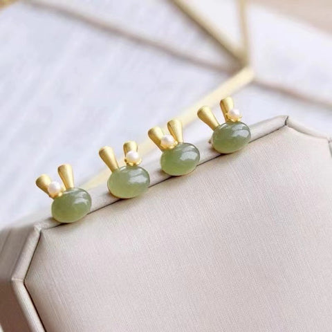 Anting Kelinci Giok Hetian Alami Giok ini bersih, halus dan hangat, dan gayanya sangat indah dan ringkas.