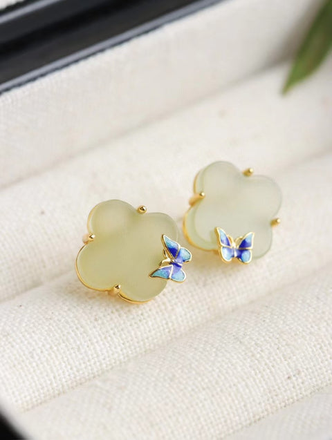 Anting Kupu-kupu Giok Hetian Jade dan Semanggi Alami yang terbuat dari perak 925, gioknya bersih, halus dan hangat, gayanya indah, sudah termasuk pajak pengiriman.