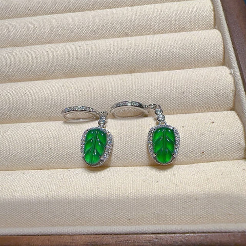 Anting Daun Jadeite Alami Gesper 925 Kesan Uang Warnanya sangat indah & nbsp; di telinga semangatnya penuh kehidupan & nbsp; ukuran 11 * 7mm Termasuk Pajak Pengiriman