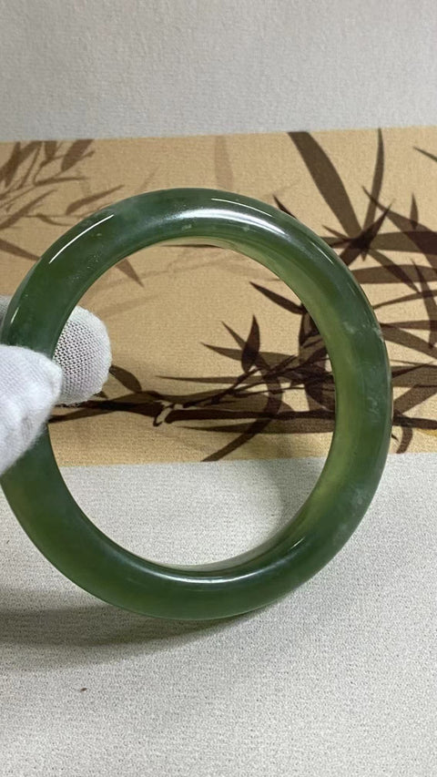 Gelang Bahan Giok Halus 180 Ukuran Gelang 61-63mm 62.3mm 13.2mm Lebar Giok bersifat alami, pola acak Sudah termasuk ongkos kirim dan pajak.