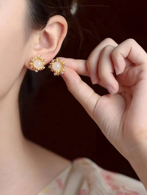 Anting Bunga Matahari Kecil Giok Hetian Alami yang terbuat dari perak 925. Gioknya bersih, halus dan hangat, serta gayanya yang indah. Pengiriman dan pajak sudah termasuk.