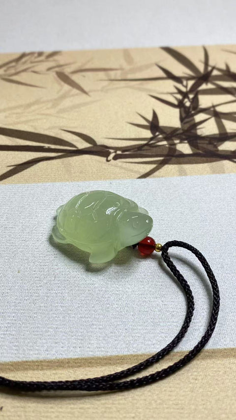 Liontin Penyu Giok Halus Ukiran Tangan Ukuran 39 * 28mm Sudah termasuk ongkos kirim dan pajak.