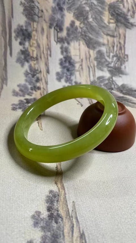 Gelang Giok Cui Alami Ukuran 64-66mm Ukuran 65.3mm Lebar Sisi 11.9mm Giok terjadi secara alami Pola acak Pengiriman dan pajak sudah termasuk.