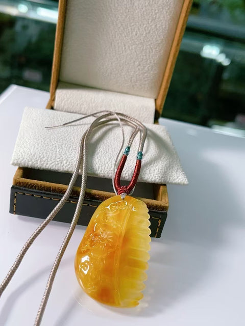 Liontin Sisir Sisir Lilin Lebah Mentega Ayam Alami NW 7.32g Ukuran 49.9 * 31 * 8.7mm Tekstur halus dan hangat Pengiriman dan pajak sudah termasuk.