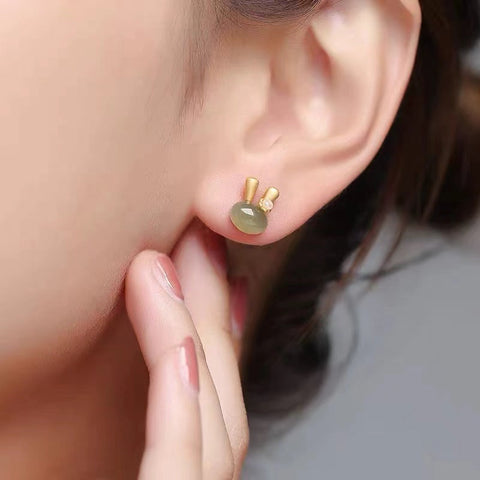 Anting Kelinci Giok Hetian Alami Giok ini bersih, halus dan hangat, dan gayanya sangat indah dan ringkas.