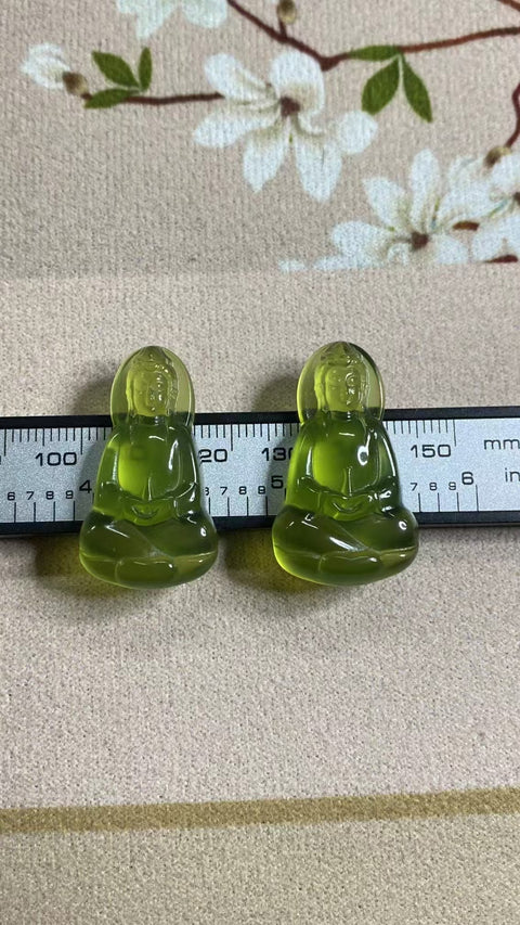 Liontin giok Cui halus dengan warna hijau es, berpendar dan tembus cahaya Ukuran 32.6 * 18.9mm Giok bersih, halus dan hangat Termasuk ongkos kirim dan pajak.