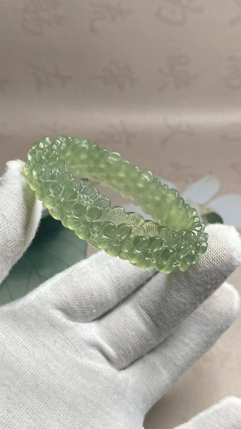Gelang Bunga Ukiran Batu Giok Cui Jade Ice Green Ukuran 55-57mm Ukuran 56.5mm Lebar Sisi 15.8mm Batu giok semuanya terjadi secara alami Pola acak Pajak Pengiriman Sudah Termasuk