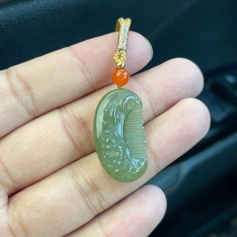 Liontin Sisir Kecil Giok Hetian Alami Diukir di kedua sisi liontin, gioknya bersih, halus dan hangat, gayanya indah & sudah termasuk ongkos kirim dan pajak.