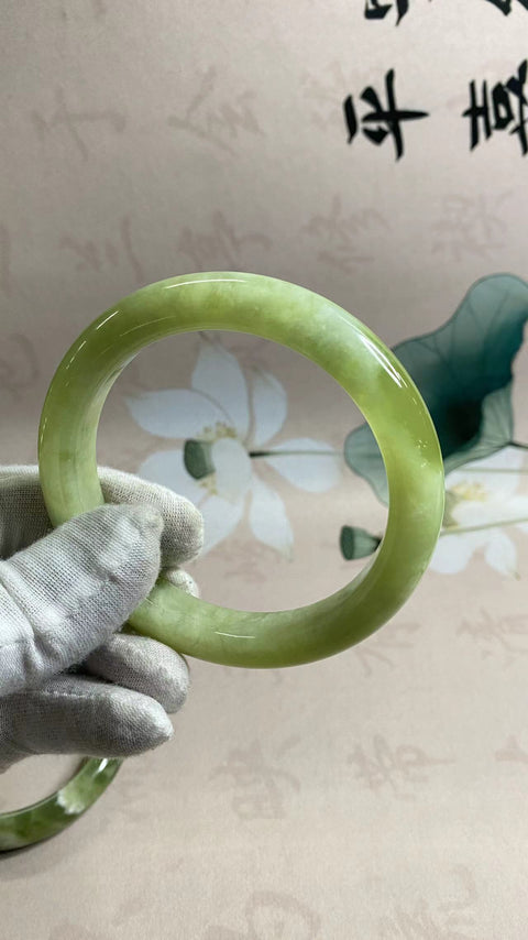Gelang giok Xiuyan yang indah, gelang tutup susu anggur hijau, diameter 65,5 mm, lebar tepi 13,5 mm, semua barang giok dibuat secara alami dengan pola acak. Termasuk biaya pengiriman dan pajak