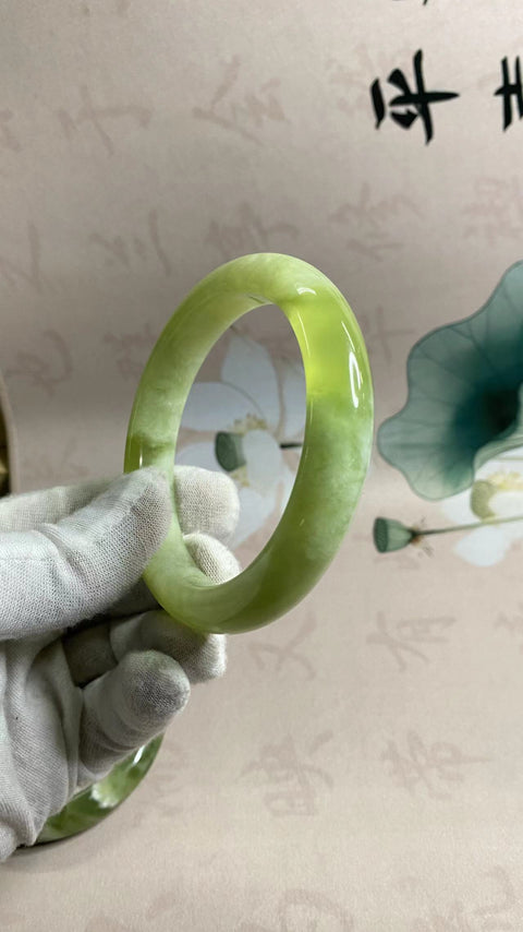 Gelang giok Xiuyan yang indah, gelang tutup susu anggur hijau, diameter 65,5 mm, lebar tepi 13,5 mm, semua barang giok dibuat secara alami dengan pola acak. Termasuk biaya pengiriman dan pajak