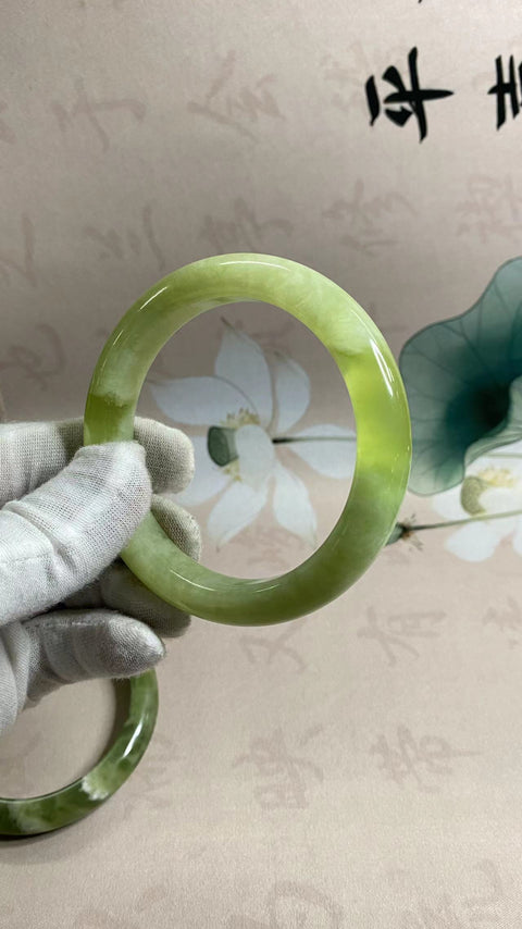 Gelang giok Xiuyan yang indah, gelang tutup susu anggur hijau, diameter 65,5 mm, lebar tepi 13,5 mm, semua barang giok dibuat secara alami dengan pola acak. Termasuk biaya pengiriman dan pajak