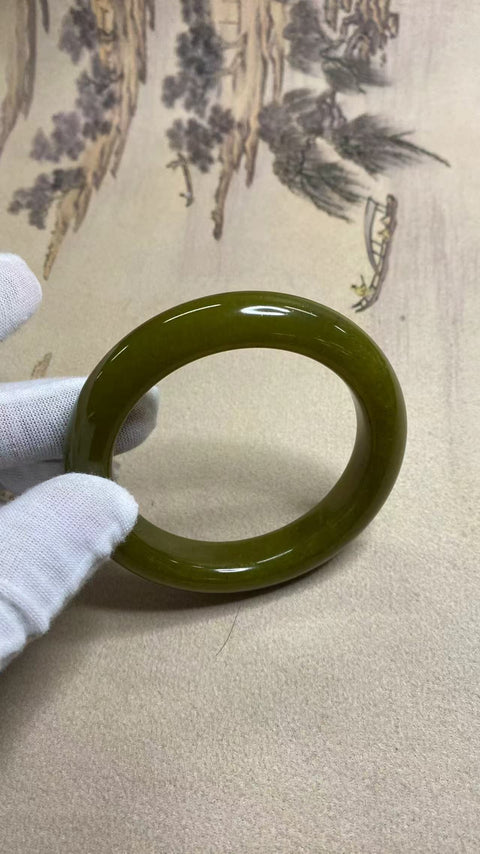 Gelang alpukat giok Xiuyan yang indah, diameter 59,8 mm, lebar samping 13,9 mm. Semua batu giok terbentuk secara alami dengan pola acak. Biaya pengiriman dan pajak sudah termasuk