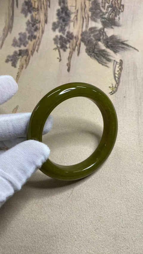 Gelang alpukat giok Xiuyan yang indah, diameter 59,8 mm, lebar samping 13,9 mm. Semua batu giok terbentuk secara alami dengan pola acak. Biaya pengiriman dan pajak sudah termasuk
