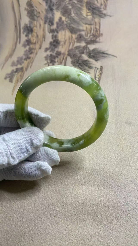 Gelang topi susu hijau Xiuyu yang indah, diameter 58mm, lebar tepi 13mm. Semua batu giok terbentuk secara alami, dan polanya acak. Termasuk biaya pengiriman dan pajak No. 202504291437