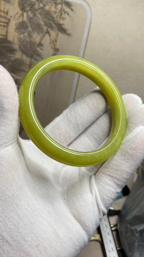 Gelang bunga emas giok Xiuyan yang indah, diameter 62,5mm, lebar tepi: 11,7mm, giok dihasilkan secara alami, polanya acak, termasuk pajak pengiriman