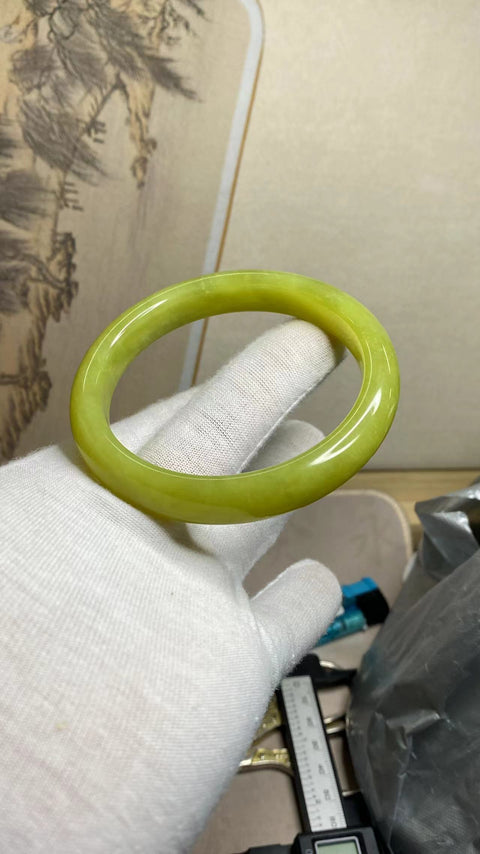 Gelang bunga emas giok Xiuyan yang indah, diameter 62,5mm, lebar tepi: 11,7mm, giok dihasilkan secara alami, polanya acak, termasuk pajak pengiriman