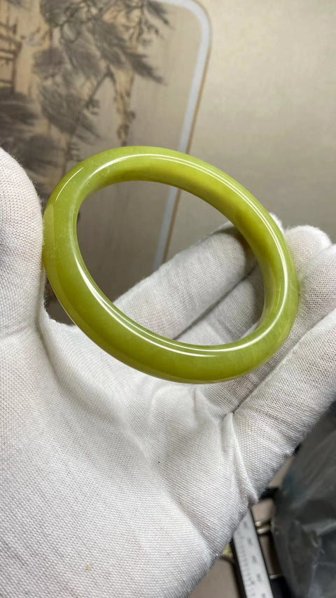 Gelang bunga emas giok Xiuyan yang indah, diameter 62,5mm, lebar tepi: 11,7mm, giok dihasilkan secara alami, polanya acak, termasuk pajak pengiriman
