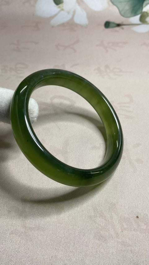 Gelang giok hijau penuh giok Xiuyan yang indah, giok hijau mengambang, kehidupan yang kaya, diameter 62,8mm, lebar tepi 13,4mm, giok dihasilkan secara alami, polanya acak, termasuk pajak pengiriman