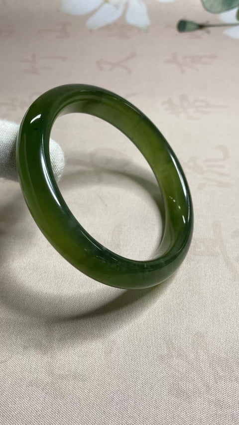 Gelang giok hijau penuh giok Xiuyan yang indah, giok hijau mengambang, kehidupan yang kaya, diameter 62,8mm, lebar tepi 13,4mm, giok dihasilkan secara alami, polanya acak, termasuk pajak pengiriman