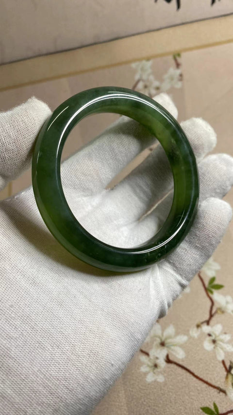 Gelang giok Xiuyan hijau penuh yang indah, diameter 59,2mm, lebar tepi 13,3mm, giok dihasilkan secara alami, polanya acak, termasuk pajak pengiriman