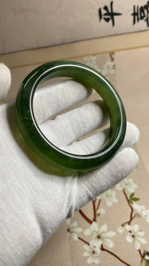 Gelang giok Xiuyan hijau penuh yang indah, diameter 59,2mm, lebar tepi 13,3mm, giok dihasilkan secara alami, polanya acak, termasuk pajak pengiriman