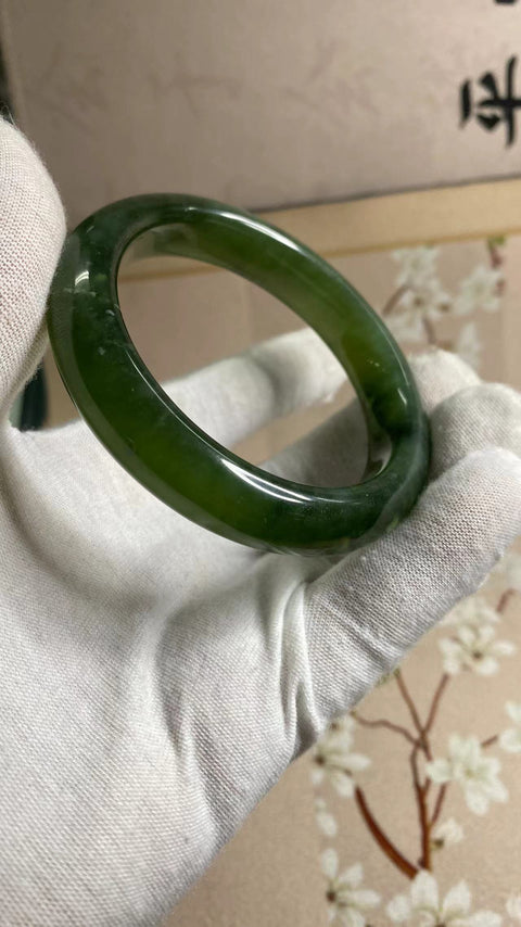 Gelang giok Xiuyan hijau penuh yang indah, diameter 59,2mm, lebar tepi 13,3mm, giok dihasilkan secara alami, polanya acak, termasuk pajak pengiriman