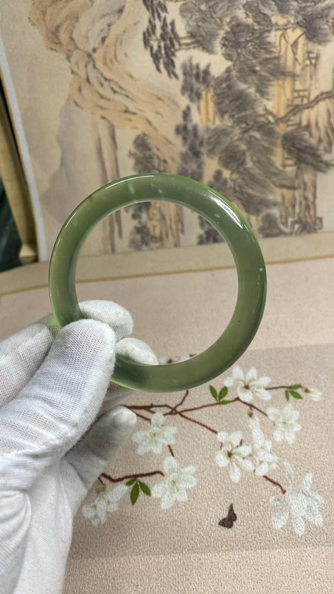 Gelang badai salju hijau penuh giok Xiuyan yang indah, diameter 58,9mm, ketebalan batang 9,5mm, giok dihasilkan secara alami, polanya acak, termasuk pajak pengiriman