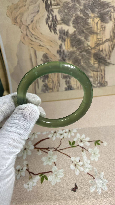 Gelang badai salju hijau penuh giok Xiuyan yang indah, diameter 58,9mm, ketebalan batang 9,5mm, giok dihasilkan secara alami, polanya acak, termasuk pajak pengiriman