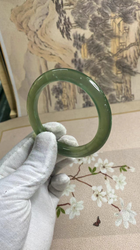 Gelang badai salju hijau penuh giok Xiuyan yang indah, diameter 58,9mm, ketebalan batang 9,5mm, giok dihasilkan secara alami, polanya acak, termasuk pajak pengiriman